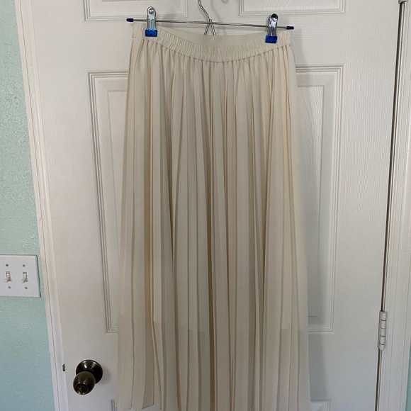 Uniqlo Skirts Uniqlo Cream Pleated Maxi Skirt For Casual Wear — free download